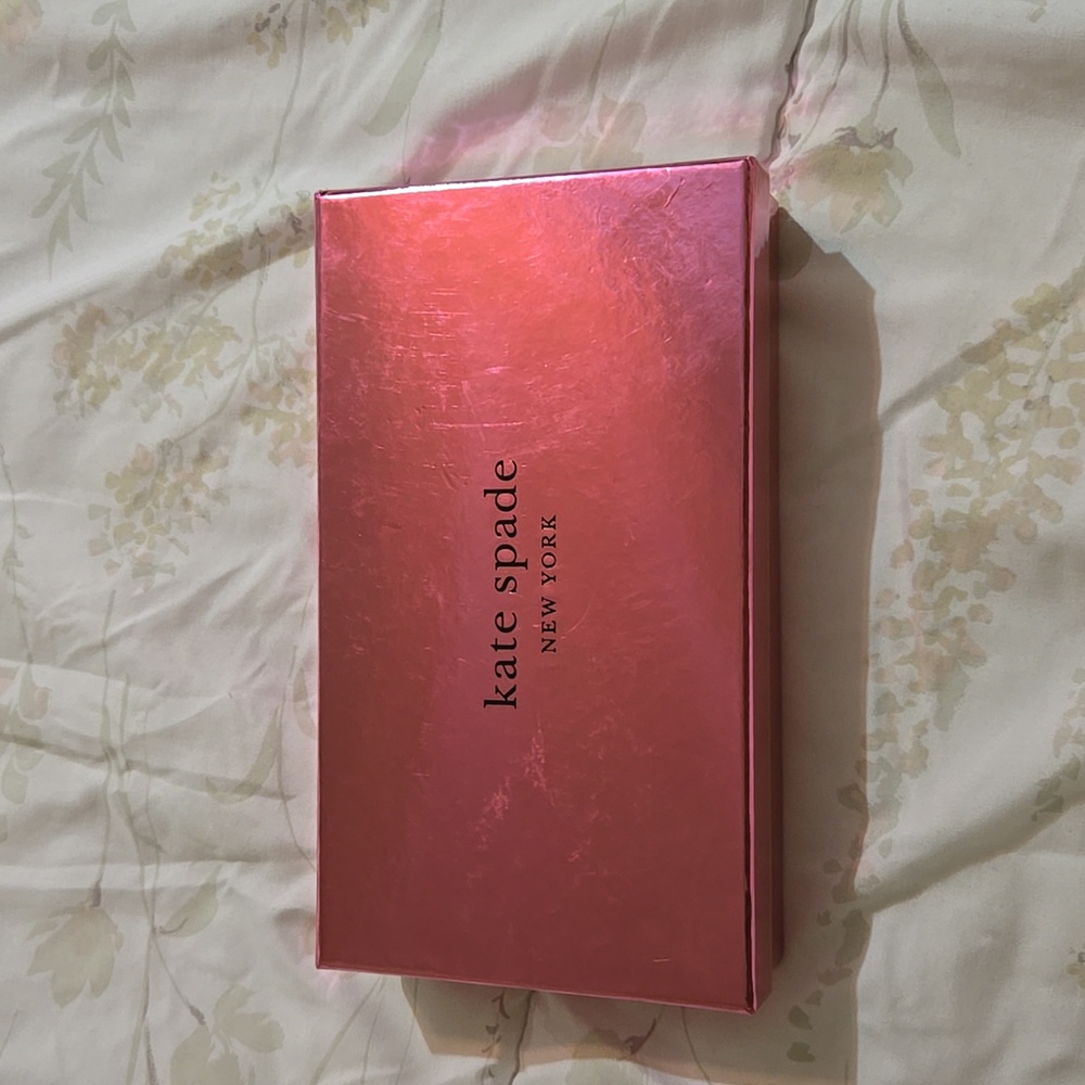 Kate Spade New York NWT Strawberry Garden Print L-Zip Wristlet with Gift Box - Picture 7 of 7